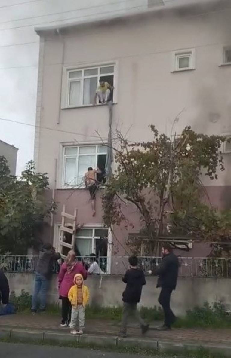 Alacaklı işçi sinir krizi geçirdi! Bıçak çekti, 30 işçinin bulunduğu binayı ateşe verdi! 3